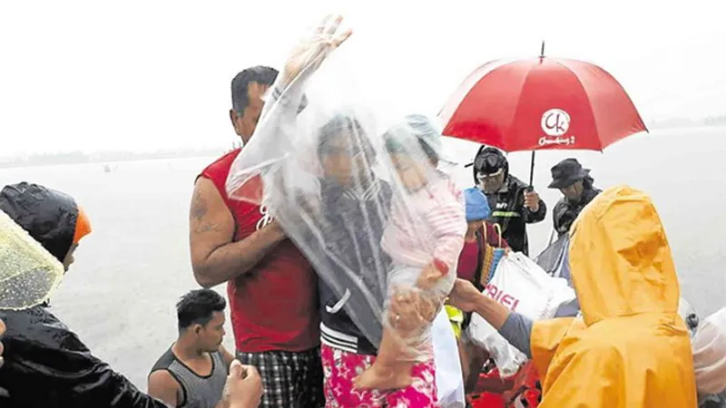 Sơ tán người dân khỏi vùng nguy hiểm. (Nguồn: inquirer.net)