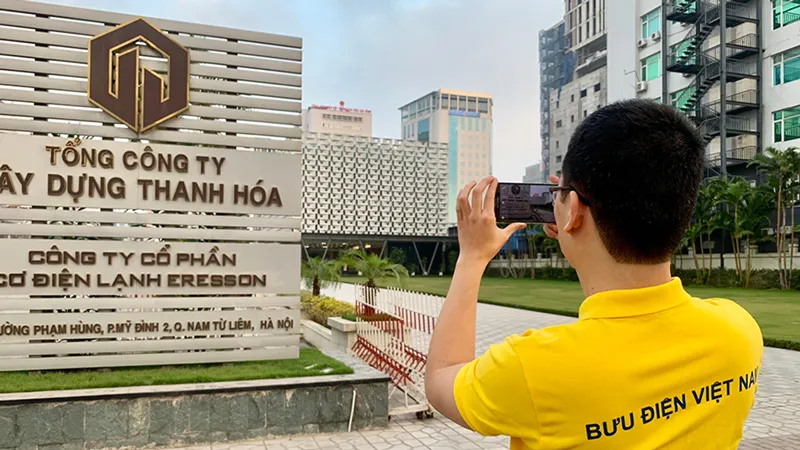Nhân viên bưu điện thu thập thông tin, hình ảnh một địa chỉ tại Hà Nội