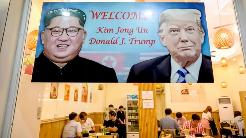 Một nhà hàng của Hàn Quốc ở Hà Nội giương ảnh chào mừng Hội nghị thượng đỉnh Mỹ - Triều Tiên Ảnh: GETTY IMAGES
