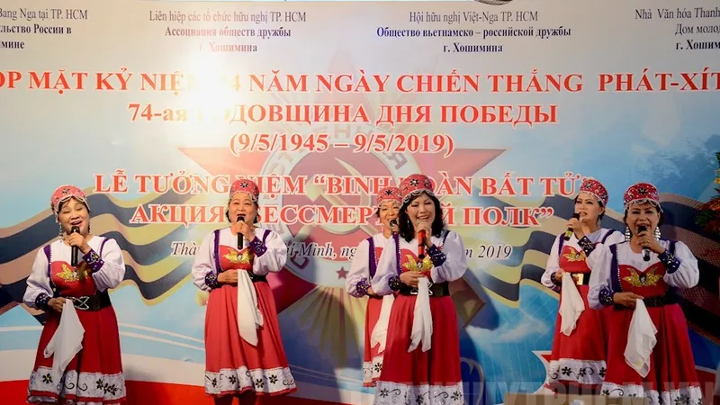 Tiết mục văn nghệ chào mừng lễ kỷ niệm. Ảnh: THANHUYTPHCM.VN