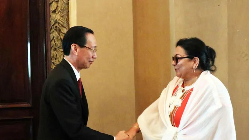 Ông Lê Thanh Liêm, Phó Chủ tịch Thường trực Ủy ban Nhân dân Thành phố Hồ Chí Minh (trái) tiếp bà Marcia Cobas, Thứ trưởng Bộ Y tế Cuba (phải). (Ảnh: TTXVN)