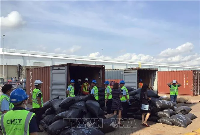  Lực lượng chức năng tiến hành kiểm tra. Ảnh: TTXVN