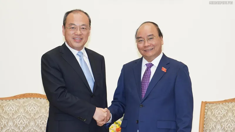 Thủ tướng Nguyễn Xuân Phúc và Tỉnh trưởng Vân Nam, Trung Quốc Nguyễn Thành Phát. Ảnh: VGP