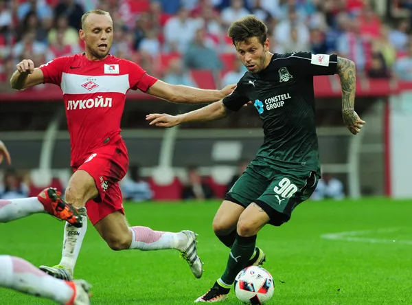 Fyodor Smolov (phải).