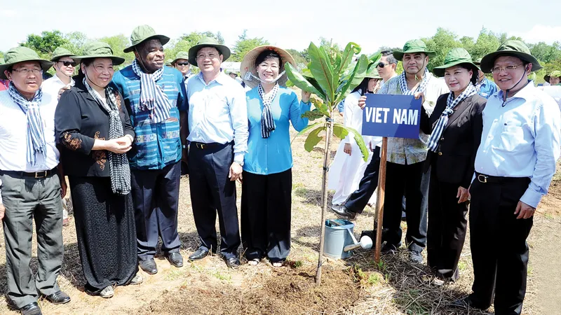 Chủ tịch Quốc hội Nguyễn Thị Kim Ngân cùng các đại biểu tại công viên Rừng Sác, Cần Giờ. Ảnh: HỒ LONG