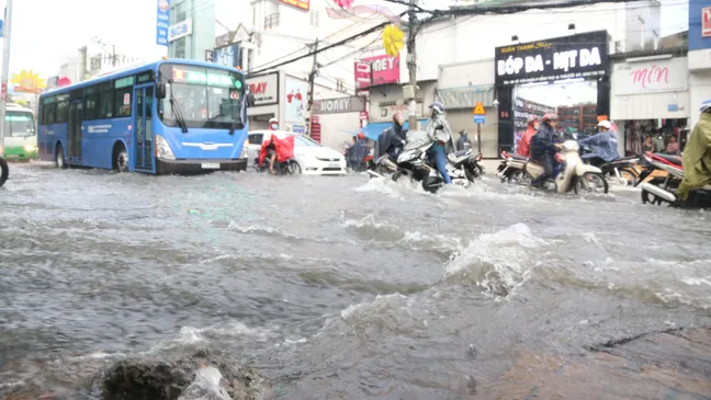 Đường Võ Văn Ngân, quận Thủ Đức ngập nặng. Ảnh: VÕ THẮM