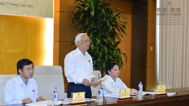 Phó Chủ tịch Quốc hội, Trưởng Đoàn giám sát Uông Chu Lưu phát biểu tại Phiên họp Ảnh: Đình Nam