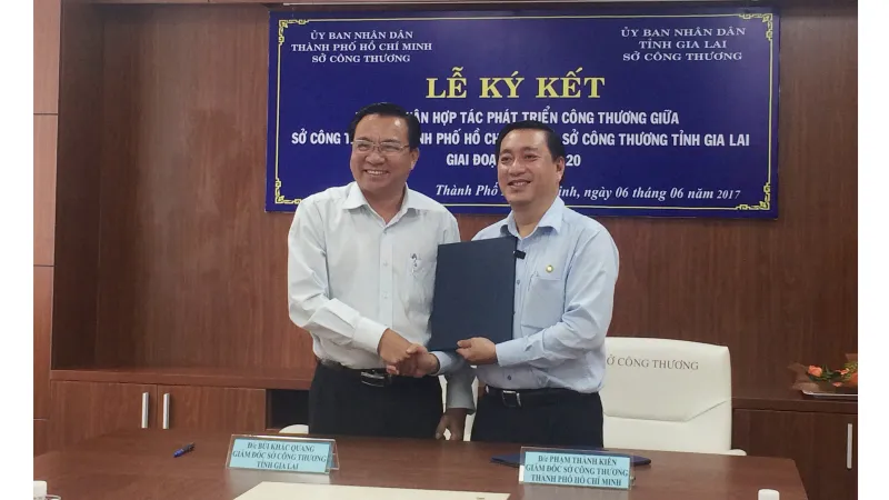 Giám đốc Sở Công thương TPHCM Phạm Thành Kiên và Giám đốc Sở Công thương Gia Lai Bùi Khắc Quang trao kết quả ký kết hợp tác ngành công thương giữa 2 địa phương. Ảnh: YẾN VŨ