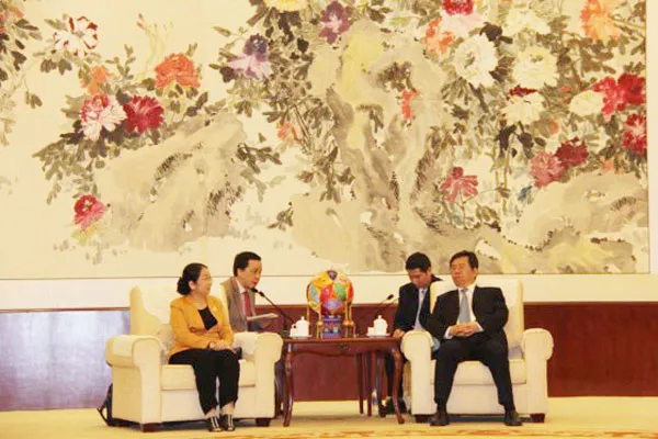 Đồng chí Du Vân Lâm, Ủy viên Thường vụ, Trưởng Ban Tổ chức Khu ủy Quảng Tây tiếp Đoàn đại biểu Thành ủy TPHCM