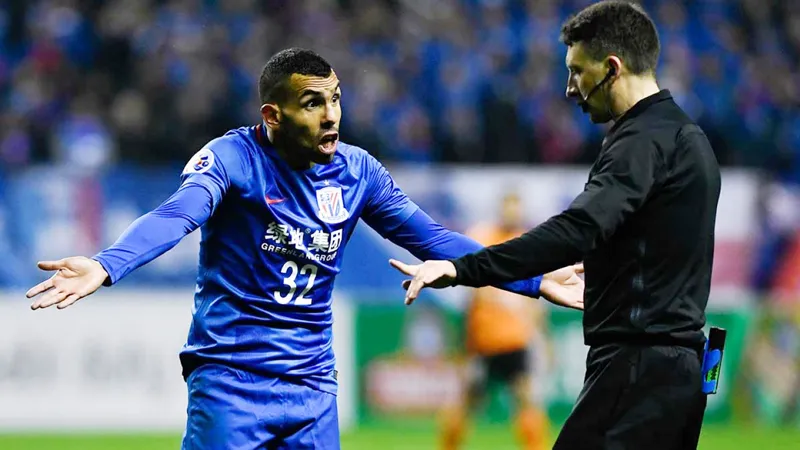 Tevez (trái) thi đấu không thành công ở Trung Quốc. ​