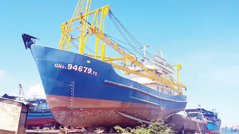 Con tàu vỏ thép đóng theo Nghị định 67 trị giá gần 16,5 tỷ đồng vừa chạy thử đã hỏng máy nằm phơi mưa, phơi nắng tại Nhà máy đóng tàu Bảo Duy (Đà Nẵng). Ảnh: NGUYÊN KHÔI 