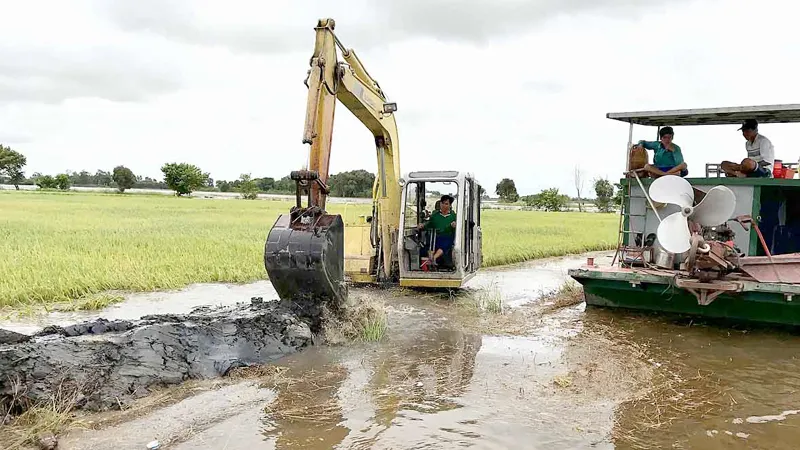 Chính quyền đẩy mạnh công tác gia cố đê bao để bảo vệ lúa tại Long An. Ảnh: KIẾN VĂN