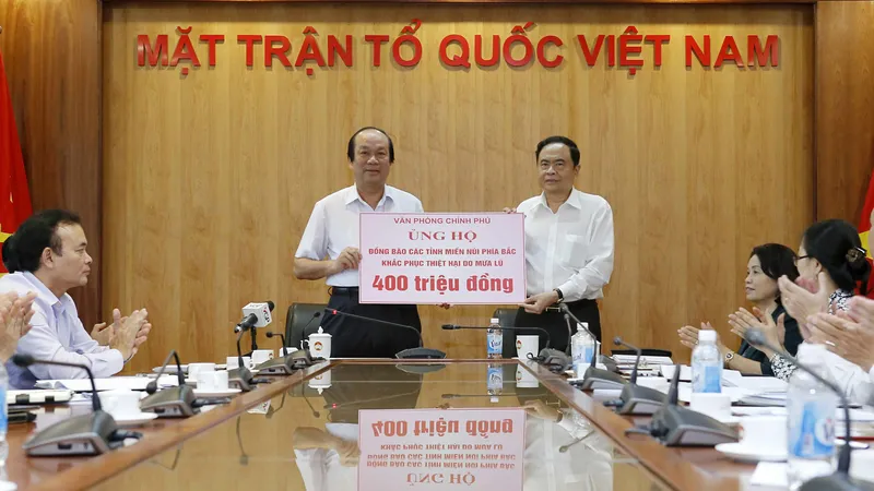 Bộ trưởng, Chủ nhiệm Văn phòng Chính phủ Mai Tiến Dũng thay mặt Chính phủ chuyển 400 triệu đồng đến Ủy ban Trung ương MTTQ Việt Nam để ủng hộ các tỉnh miền núi phía Bắc khắc phục thiệt hại do mưa lũ. Ảnh: TTXVN