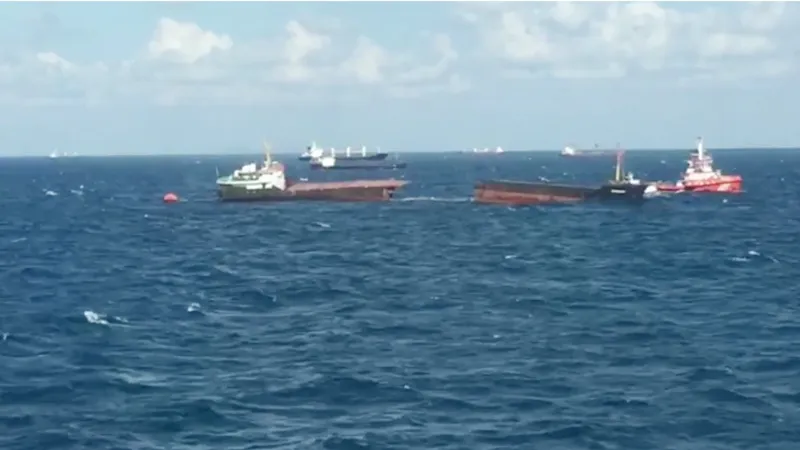 Tàu hàng Leonardo dài 114 m gãy làm đôi trên biển Đen ở Thổ Nhĩ Kỳ ngày 27-8-2017. Ảnh: DENIZ TV ​