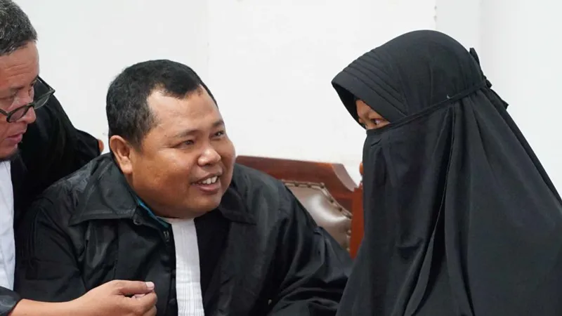 Luật sư Kamsi và cộng sự cùng Dian Yulia Novi trong phiên xửa tại Tòa án Đông Jakarta ngày 25-8-2017. Ảnh: ABC NEWS