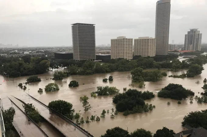 Khu vực dọc theo sông Buffalo Bayou ở thành phố Houston, bang Texas, bị lụt do ảnh hưởng từ bão Harvey. Ảnh: REUTERS