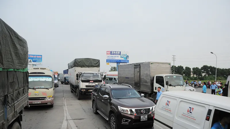 Quốc lộ 5 tiếp tục ùn tắc do tiền lẻ