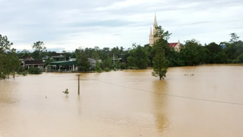 Nhiều nhà dân ở huyện Hương Khê, tỉnh Hà Tĩnh bị chia cắt. Ảnh: DƯƠNG QUANG