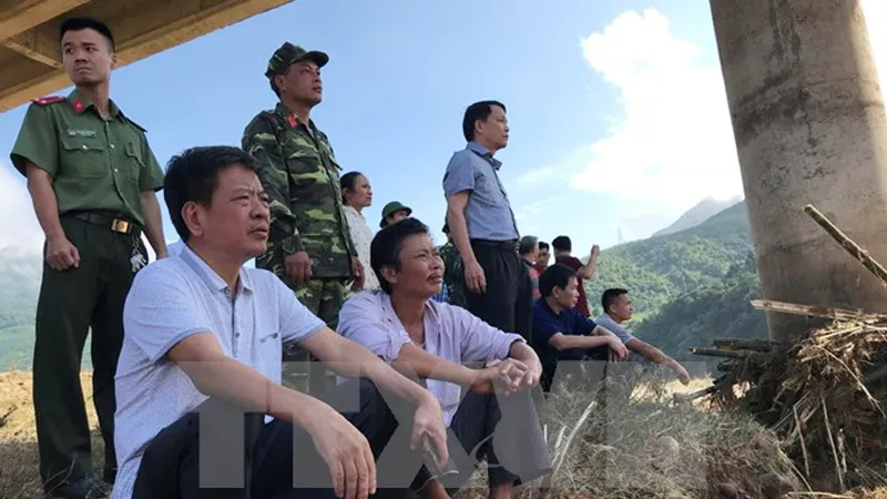 Các thành viên đoàn công tác theo dõi công tác tìm kiếm phóng viên Đinh Hữu Dư. Ảnh: Minh Đức/TTXVN