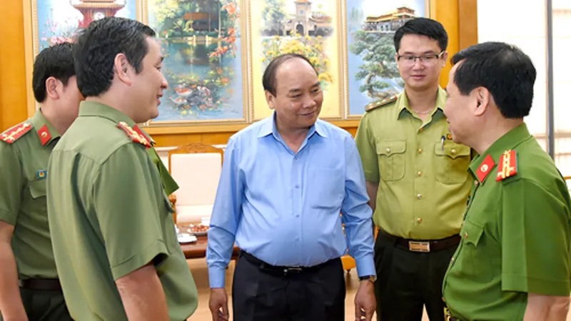 Thủ tướng trao đổi về công tác bảo vệ rừng với đại diện lực lượng kiểm lâm, công an. Ảnh: VGP