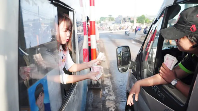 Tài xế sử dụng tiền lẻ qua trạm thu phí BOT tuyến tránh Biên Hòa vào sáng 5-10. Ảnh : Tiến Minh