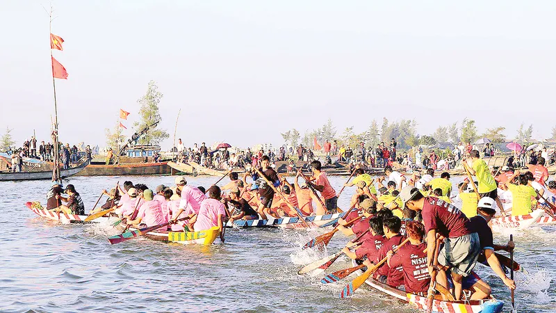 Đua ghe vào dịp lễ của bà con dân chài