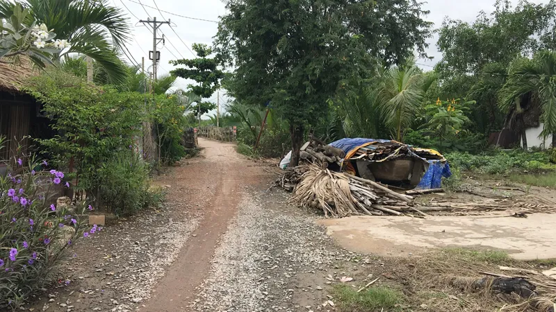  Nhà cửa, đường sá xuống cấp nhưng vài hộ dân vẫn phải bám trụ chưa thể di dời
