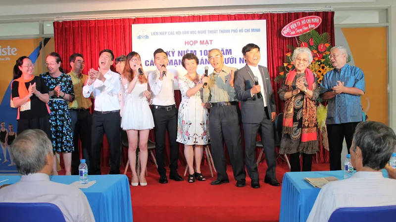 Các văn nghệ sĩ TPHCM cùng hát vang ca khúc Thời thanh niên sôi nổi tại buổi họp mặt