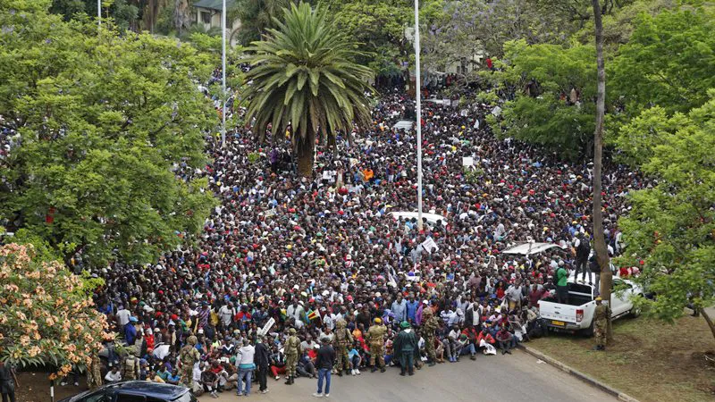 Biểu tình ở thủ đô Harare của Zimbabwe ngày 18-11-2017 đòi Tổng thống Robert Mugabe từ chức. Ảnh: AP