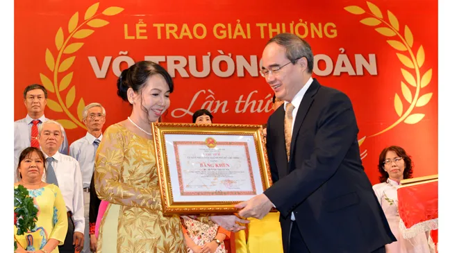 Đặt trọn niềm tin vào đội ngũ giáo viên, cán bộ quản lý, nhân viên ngành giáo dục và đào tạo TP