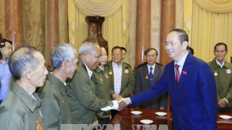 Chủ tịch nước Trần Đại Quang gặp mặt và nói chuyện thân mật với các công dân Lào có công với cách mạng Việt Nam. Ảnh: TTXVN