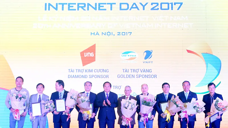 Bộ trưởng Bộ TT-TT Trương Minh Tuấn tặng hoa chúc mừng 10 cá nhân được bình chọn có ảnh hưởng lớn nhất đến Internet Việt Nam giai đoạn 2007 - 2017 ​