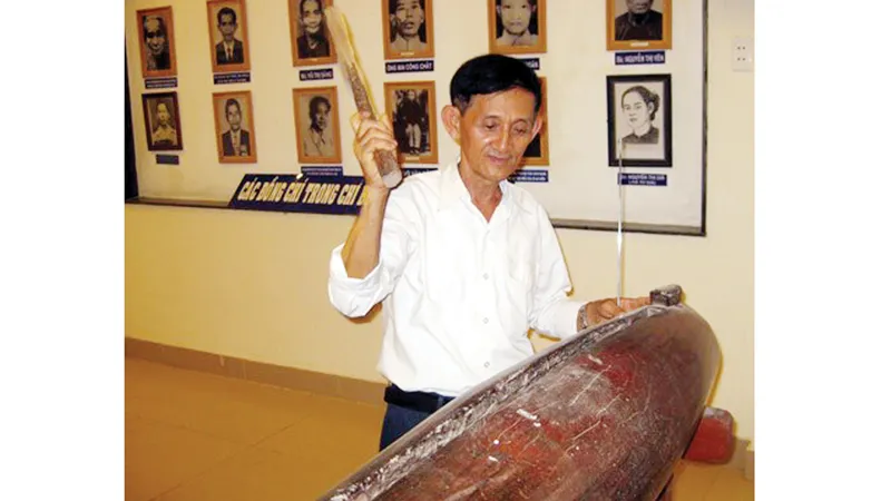 Chiếc mõ Nam Lân đang được lưu giữ tại Nhà truyền thống xã Bà Điểm