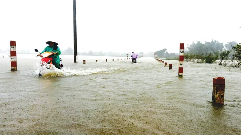 Nhiều tuyến đường giao thông tại Bình Định chìm trong “biển lũ”. Ảnh: Ngọc Oai 
