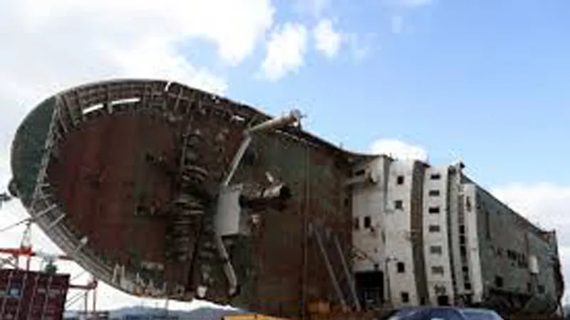 Xác tàu Sewol tại cảng Mokpo, Hàn Quốc. Ảnh: YONHAP