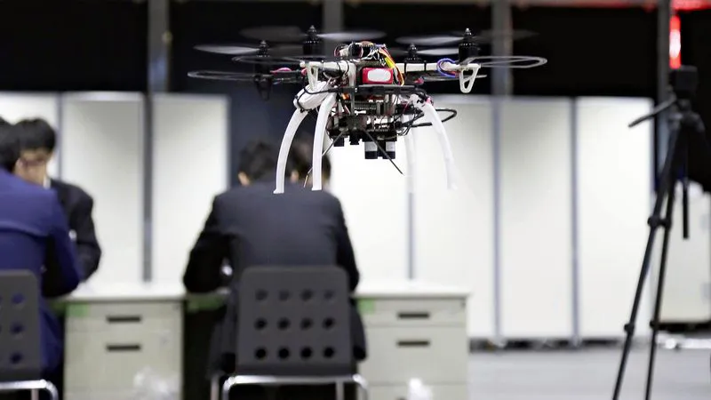 Một drone bay trong một văn phòng ở Akihabara, Tokyo, Nhật Bản. Ảnh THE YOMIURI SHIMBUN
