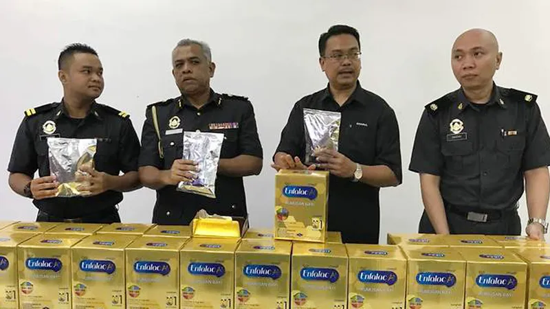 Hàng trăm hộp sữa công thức cho trẻ em giả bị tịch thu tại các tiệm thuốc và cửa hàng tiện lợi ở TP Johor Baru, bang Johor, Malaysia. Ảnh: BERNAMA