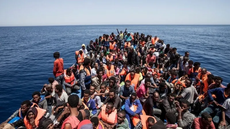 Những người Libya chen chúc trên những con thuyền để vượt biển đến Italia. Ảnh: SPUTNIK 