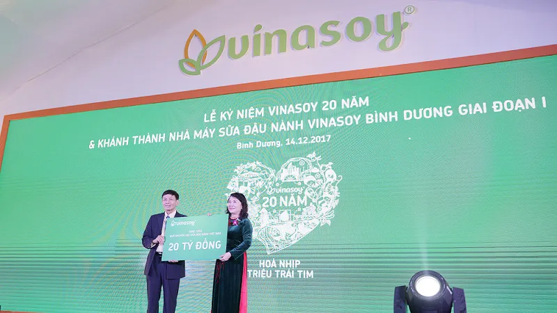 Đại diện Vinasoy ông Võ Thành Đảng trao tặng 20 tỷ cho Chương trình Sữa học đường