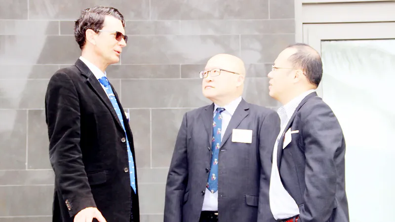 Đại diện cấp cao các chuyên gia, tổ chức bàn luận ngoài lề hội thảo