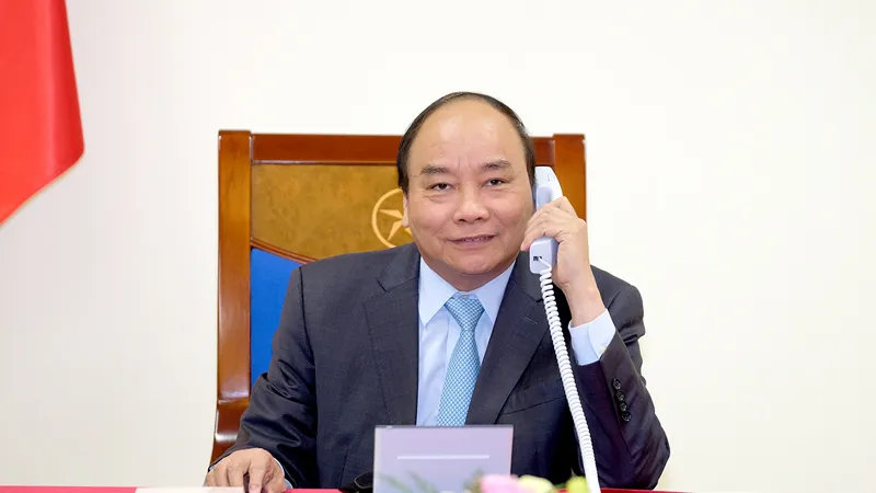 Thủ tướng Chính phủ Nguyễn Xuân Phúc điện đàm với Thủ tướng Nhật Bản Shinzo Abe. Ảnh: VGP/Quang Hiếu