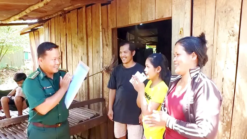 Gia đình Bot Let Kriem phấn khởi khi bộ đội biên phòng Việt Nam đến thăm