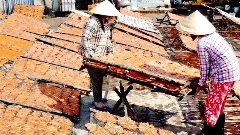 Sản xuất tôm khô ở cơ sở sản xuất của bà Nguyễn Thị Ánh, phường Tô Châu, thị xã Hà Tiên
