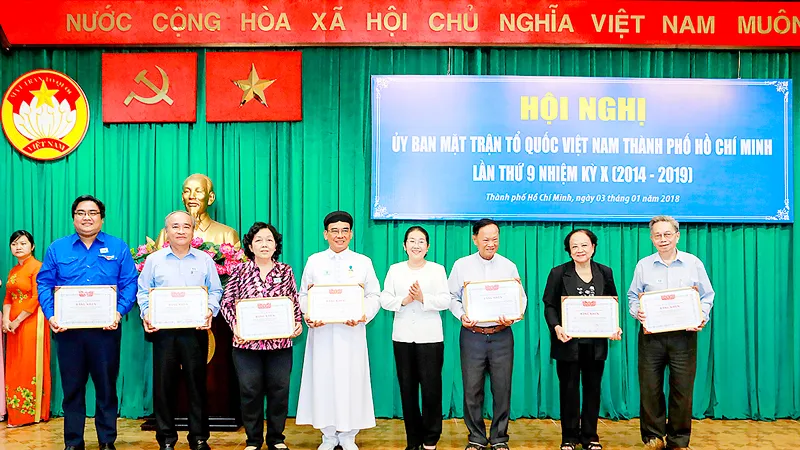 Phó Bí thư Thành ủy TPHCM Võ Thị Dung trao bằng khen tặng các điển hình xuất sắc trong công tác Mặt trận ở TPHCM năm 2017. Ảnh: ĐƯỜNG LOAN