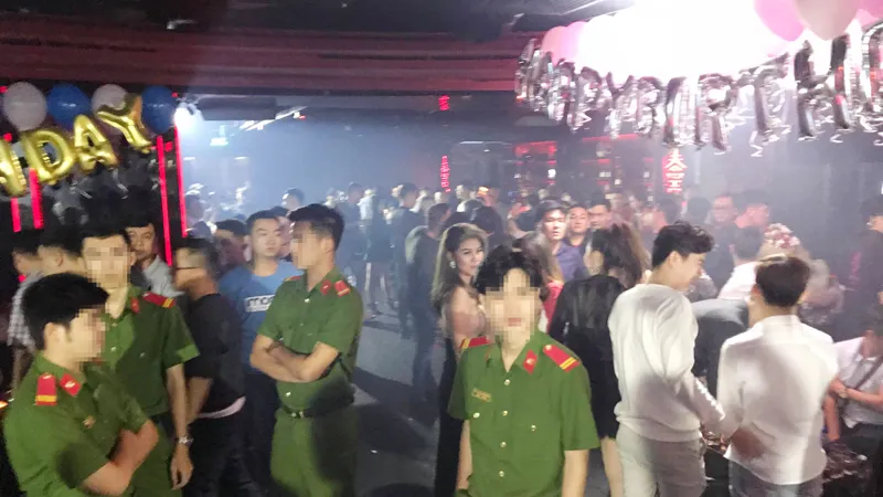 Lực lượng chức năng tại quán bar. Ảnh : CHÍ THẠCH
