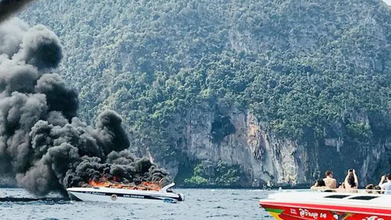 Tàu cao tốc King Poseidon cháy nổ trên biển Andaman ở tỉnh Krabi, Nam Thái Lan, ngày 14-1-2018. Ảnh: KRABI PITAKPRACHA FOUNDATION