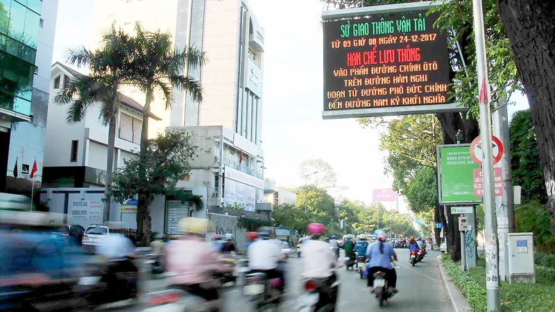 Bảng thông tin điện tử do Sở Giao thông và Vận tải TPHCM lắp đặt, giúp người dân cập nhật tình hình ùn tắc giao thông. Ảnh: DŨNG PHƯƠNG