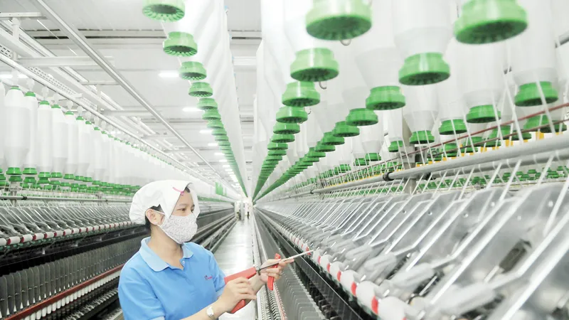 Dệt may là ngành truyền thống trong định hướng phát triển kinh tế TPHCM. Ảnh: CAO THĂNG