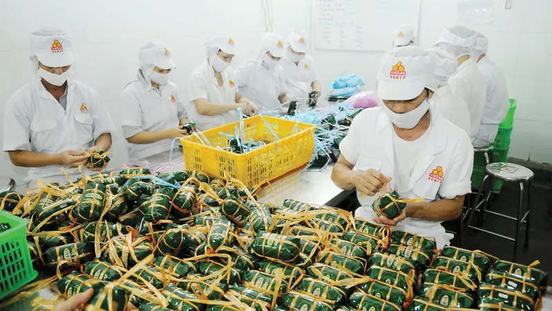 Sản xuất giò chả tại Công ty Vissan. Ảnh: CAO THĂNG