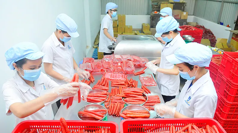 Chế biến lạp xưởng cung ứng tết tại Xí nghiệp Chế biến thực phẩm Nam Phong
